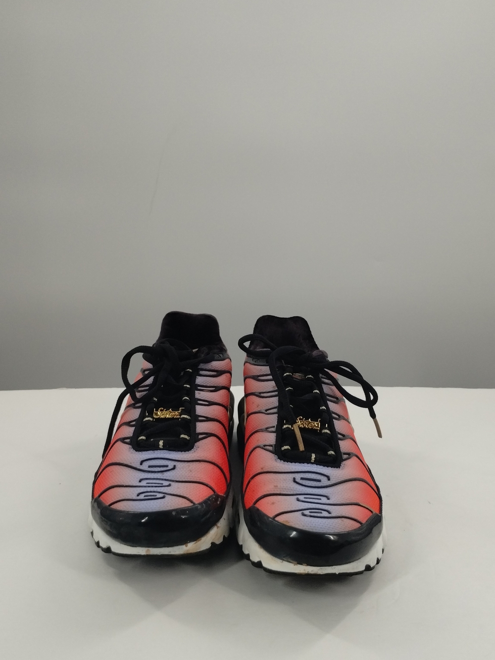 Nike Woman Pink to Red Gradient Sneakers with Black Accents